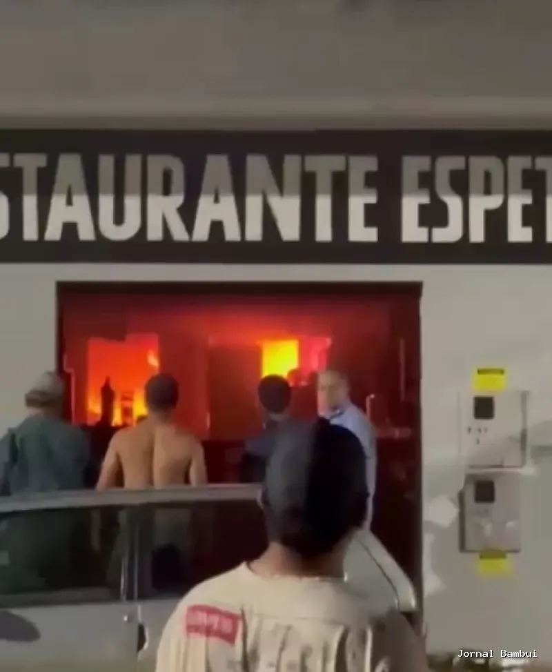 Incêndio destrói cozinha de restaurante no Centro de Bambuí; ninguém se
                                            feriu Ocorrência mobilizou Corpo de Bombeiros e Defesa Civil na noite deste
                                            domingo (21). Suspeita inicial aponta para falha elétrica.