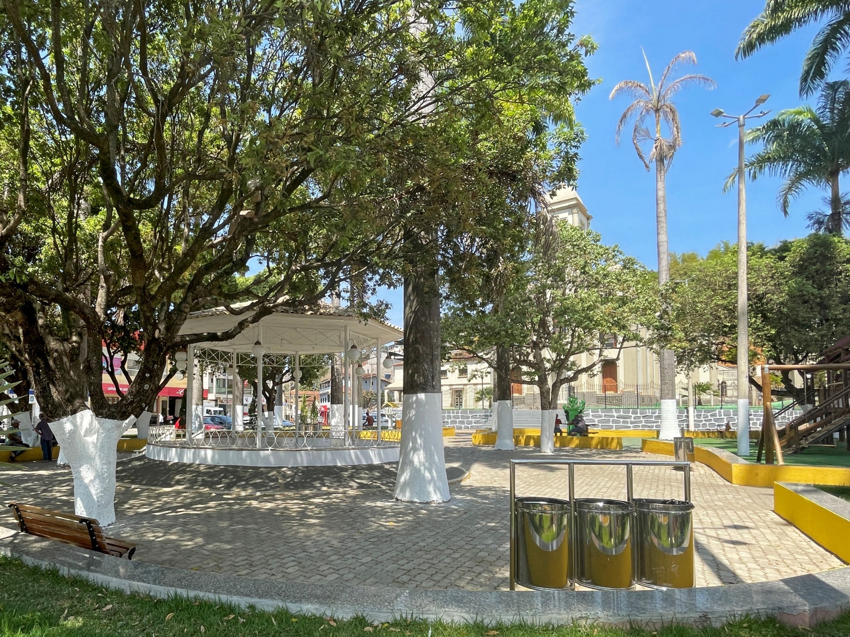 Cartão Postal de Entre Folhas