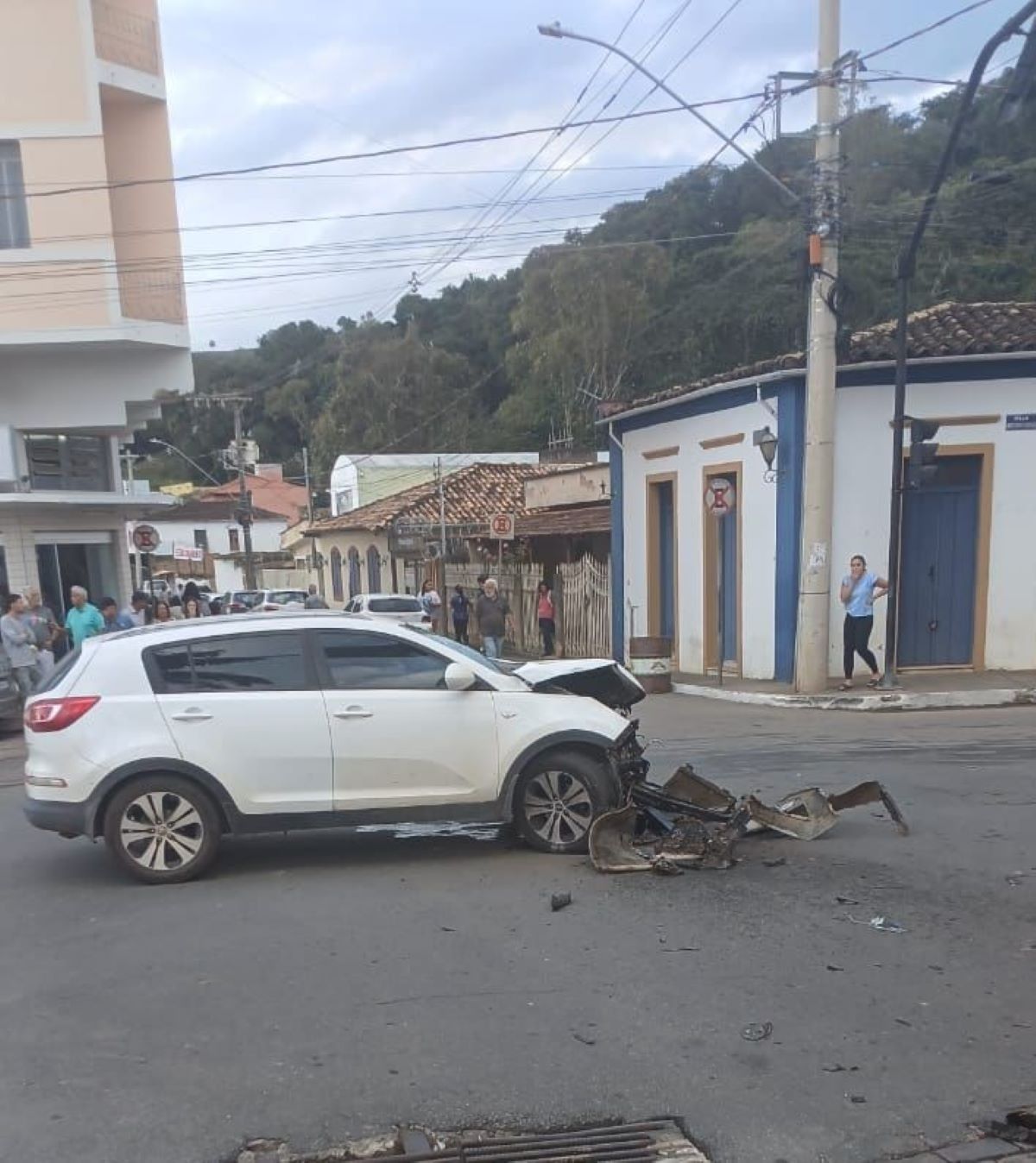 Caminhão sem freio bate em carro e atinge loja em Itapecerica