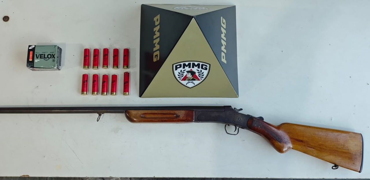 Padrasto é preso após ameaçar enteada com arma em Cláudio